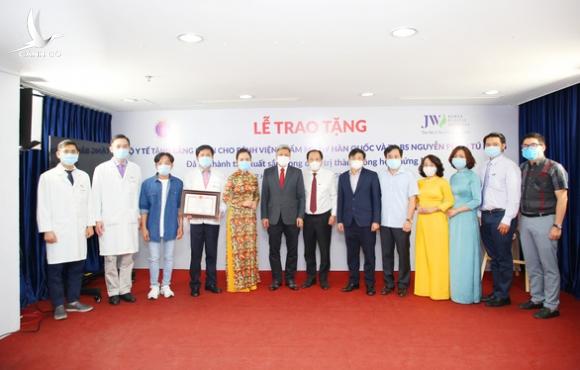 Bác sĩ Tú Dung nhận cúp vàng Thành tựu y khoa Việt Nam 2020 Bác sĩ Tú Dung nhận cúp vàng Thành tựu y khoa Việt Nam 2020