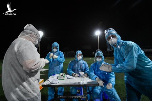 Việt Nam ‘chọn con đường khó nhất’ trong chống dịch Việt Nam ‘chọn con đường khó nhất’ trong chống dịch