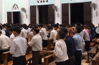 Theo vết chân tội lỗi của lm Bùi Khiêm Cường, đến lượt lm Phạm Thế Hưng tổ chức hành lễ đông người, bất chấp quy định phòng dịch Theo vết chân tội lỗi của lm Bùi Khiêm Cường, đến lượt lm Phạm Thế Hưng tổ chức hành lễ đông người, bất chấp quy định phòng dịch