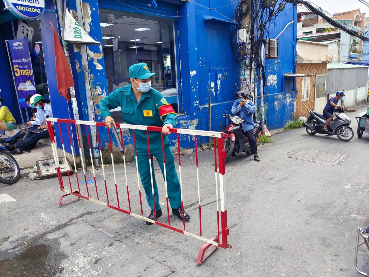 Họp báo khẩn: TP.HCM chưa giãn cách theo chỉ thị 16, chỉ phong tỏa 6 khu phố Họp báo khẩn: TP.HCM chưa giãn cách theo chỉ thị 16, chỉ phong tỏa 6 khu phố