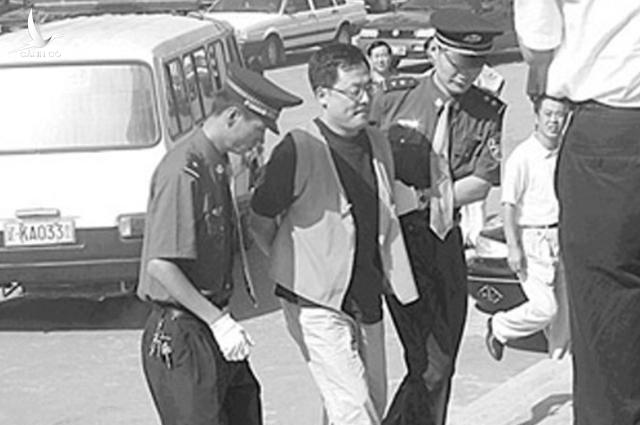 Tỷ phú đầu tiên trên thế giới bị tiêm thuốc độc, xin nộp gần 2 ngàn tỷ không thoát tội Tỷ phú đầu tiên trên thế giới bị tiêm thuốc độc, xin nộp gần 2 ngàn tỷ không thoát tội