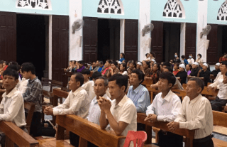 Theo vết chân tội lỗi của lm Bùi Khiêm Cường, đến lượt lm Phạm Thế Hưng tổ chức hành lễ đông người, bất chấp quy định phòng dịch Theo vết chân tội lỗi của lm Bùi Khiêm Cường, đến lượt lm Phạm Thế Hưng tổ chức hành lễ đông người, bất chấp quy định phòng dịch