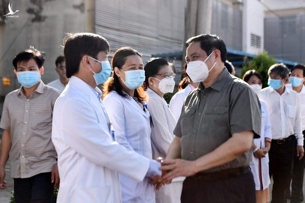 Thủ tướng Phạm Minh Chính kiểm tra việc phòng chống dịch ở Bình Dương