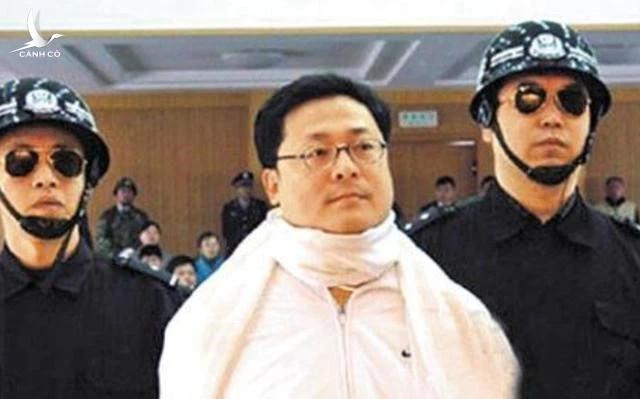 Tỷ phú đầu tiên trên thế giới bị tiêm thuốc độc, xin nộp gần 2 ngàn tỷ không thoát tội Tỷ phú đầu tiên trên thế giới bị tiêm thuốc độc, xin nộp gần 2 ngàn tỷ không thoát tội