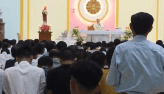 Theo vết chân tội lỗi của lm Bùi Khiêm Cường, đến lượt lm Phạm Thế Hưng tổ chức hành lễ đông người, bất chấp quy định phòng dịch Theo vết chân tội lỗi của lm Bùi Khiêm Cường, đến lượt lm Phạm Thế Hưng tổ chức hành lễ đông người, bất chấp quy định phòng dịch