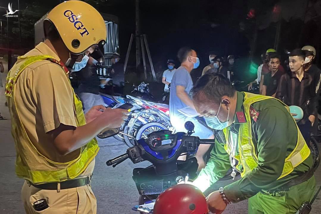 Hơn 50 quái xế tụ tập “biểu diễn” khi đang giãn cách xã hội