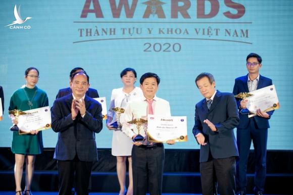 Bác sĩ Tú Dung nhận cúp vàng Thành tựu y khoa Việt Nam 2020 Bác sĩ Tú Dung nhận cúp vàng Thành tựu y khoa Việt Nam 2020