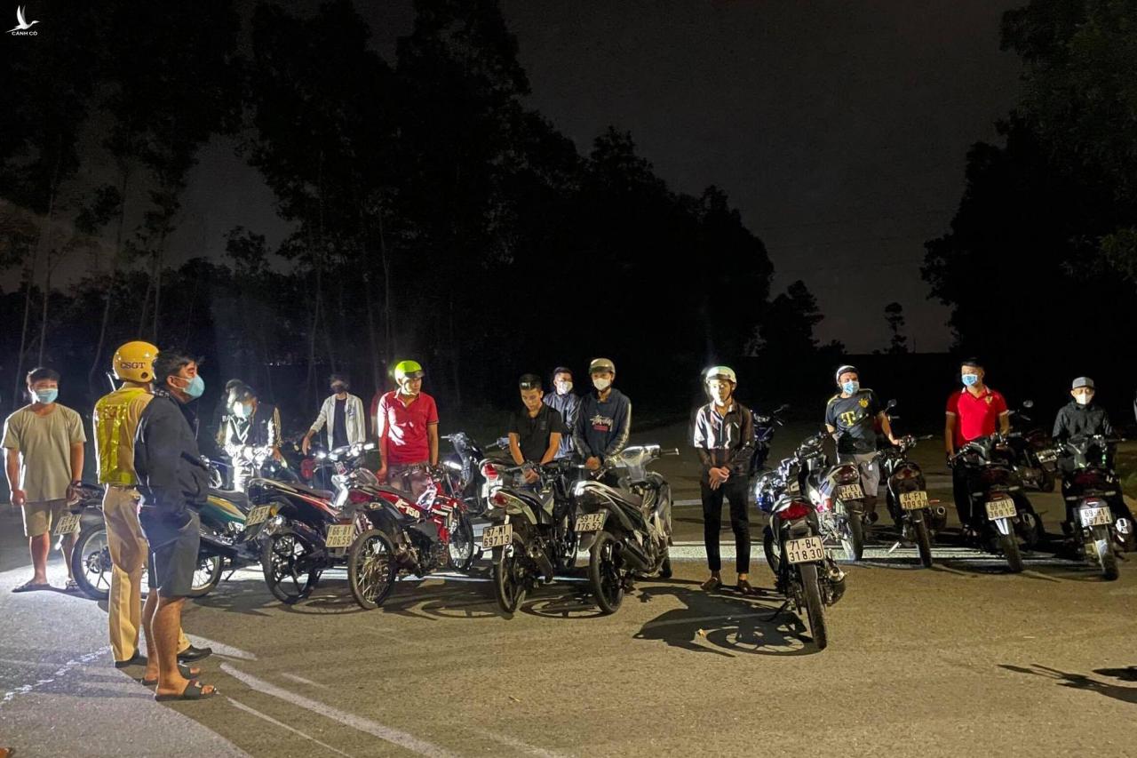 Hơn 50 quái xế tụ tập “biểu diễn” khi đang giãn cách xã hội