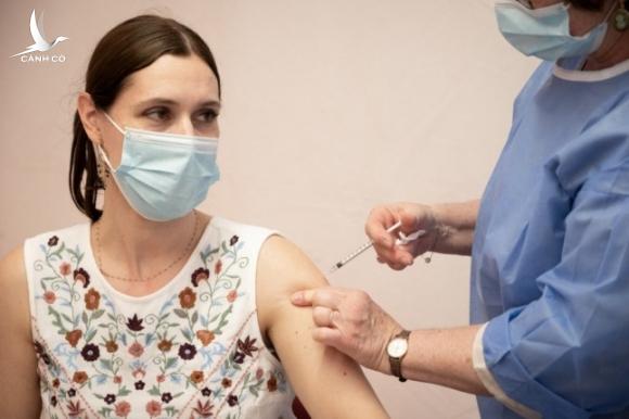 Quốc gia đầu tiên tuyên bố hết dịch Covid-19 nhờ vào tiêm vaccine Quốc gia đầu tiên tuyên bố hết dịch Covid-19 nhờ vào tiêm vaccine