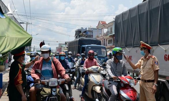 Thủ tướng yêu cầu không ‘ngăn sông cấm chợ’, cần cách ly đúng quy định Thủ tướng yêu cầu không ‘ngăn sông cấm chợ’, cần cách ly đúng quy định