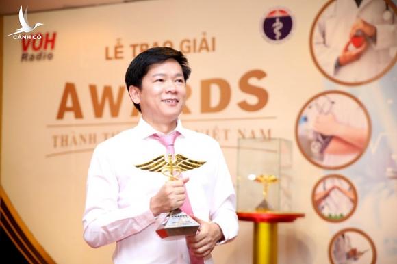 Bác sĩ Tú Dung nhận cúp vàng Thành tựu y khoa Việt Nam 2020 Bác sĩ Tú Dung nhận cúp vàng Thành tựu y khoa Việt Nam 2020