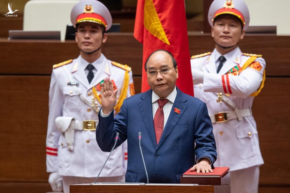 Chủ tịch nước Nguyễn Xuân Phúc tuyên thệ nhậm chức sau khi tái đắc cử Chủ tịch nước Nguyễn Xuân Phúc tuyên thệ nhậm chức sau khi tái đắc cử