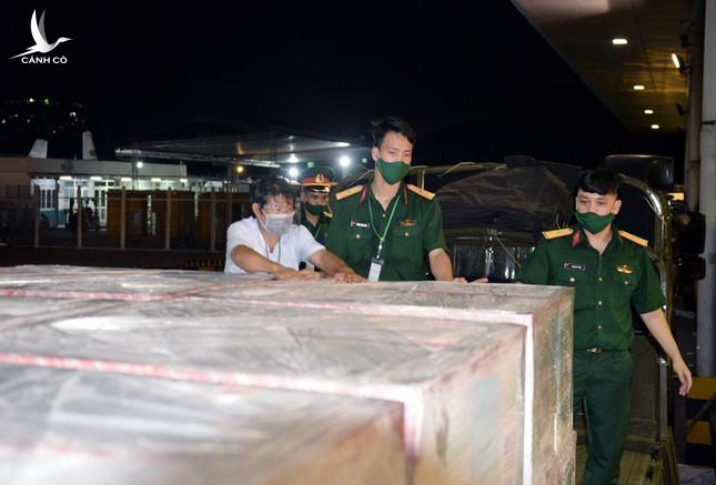 Quân đội xuyên đêm đưa 1,5 triệu liều vắc xin Moderna về kho Bộ Y tế phía Nam