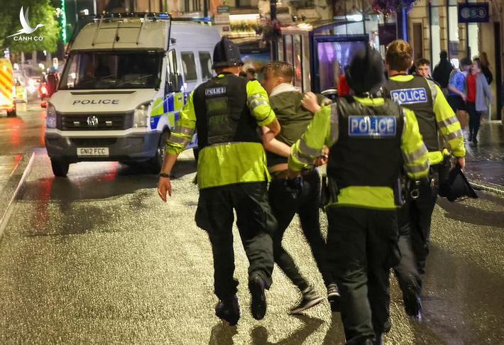 Bạo loạn nổ ra khắp London, fan cuồng tấn công cảnh sát sau trận thua của tuyển Anh