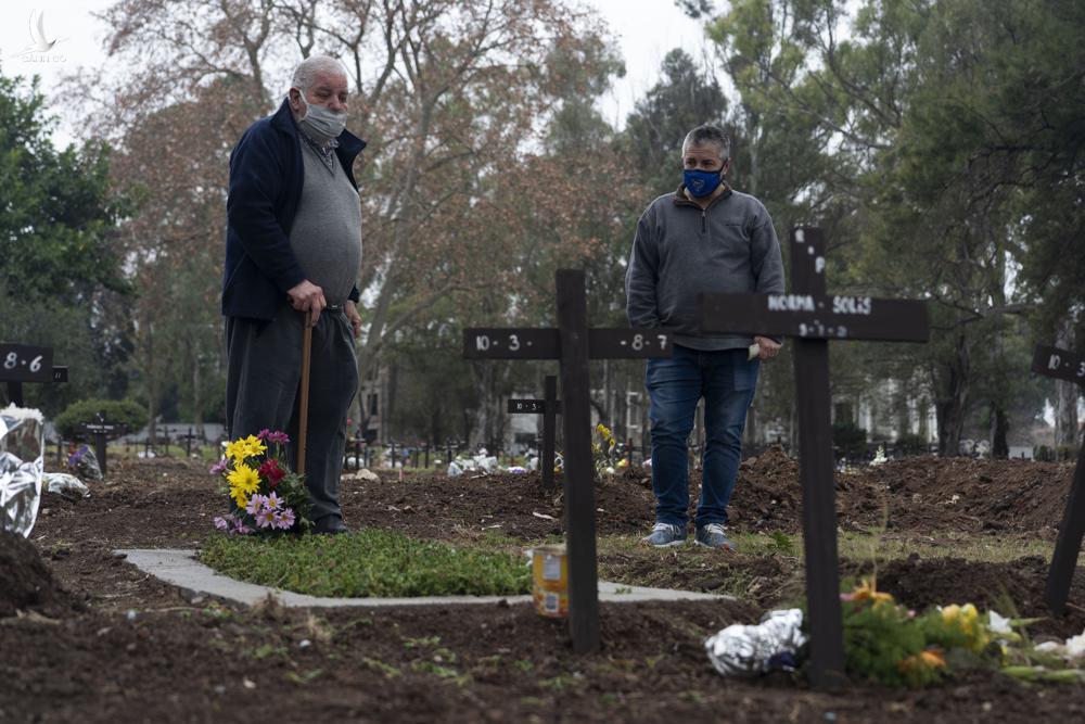 Thế giới có vaccine, dịch vẫn bùng ở khắp các châu lục