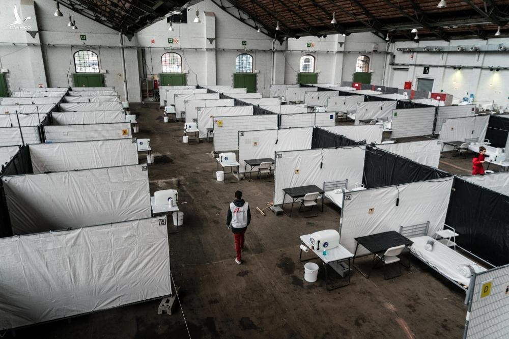 Thế giới có vaccine, dịch vẫn bùng ở khắp các châu lục