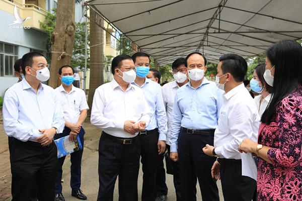 Bí thư Đinh Tiến Dũng lý giải việc Hà Nội tạm dừng dịch vụ ăn uống, cắt tóc Bí thư Đinh Tiến Dũng lý giải việc Hà Nội tạm dừng dịch vụ ăn uống, cắt tóc