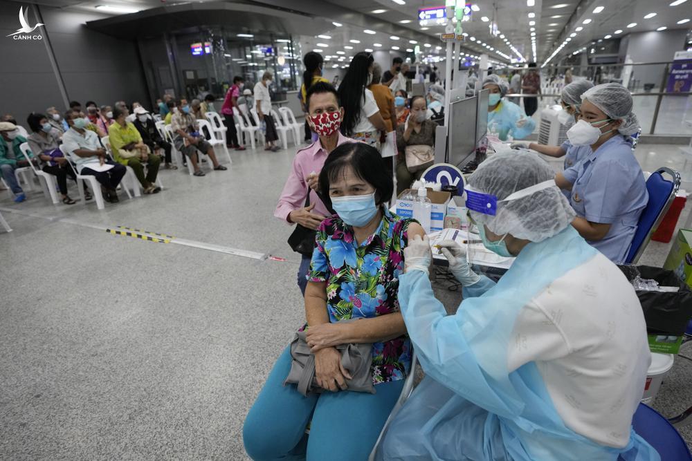 Thế giới có vaccine, dịch vẫn bùng ở khắp các châu lục