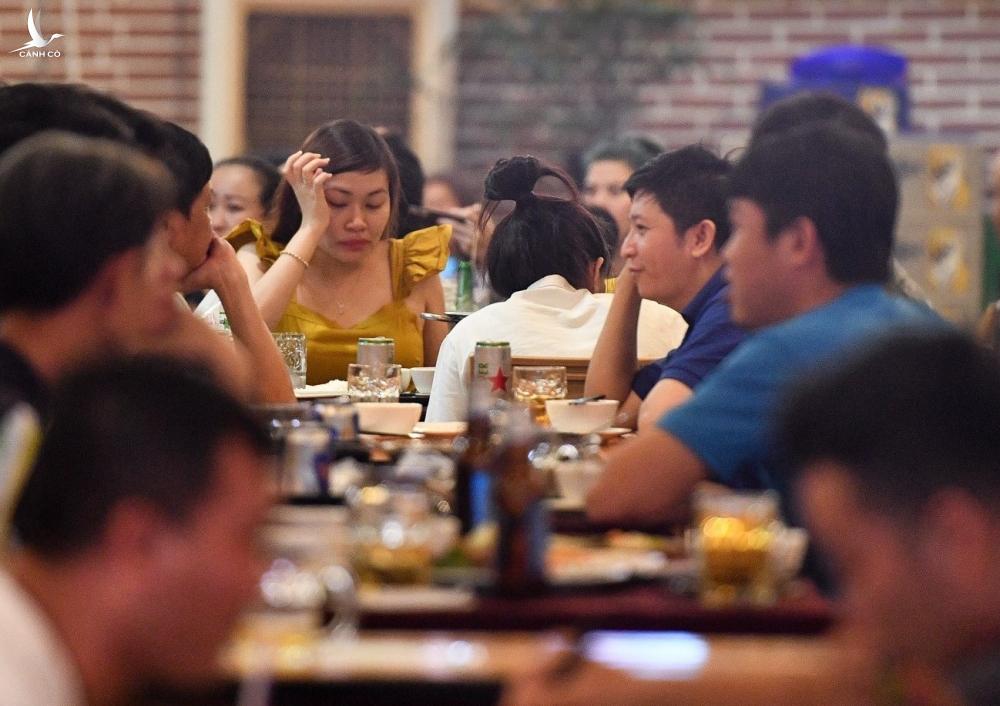 Bí thư Đinh Tiến Dũng lý giải việc Hà Nội tạm dừng dịch vụ ăn uống, cắt tóc Bí thư Đinh Tiến Dũng lý giải việc Hà Nội tạm dừng dịch vụ ăn uống, cắt tóc