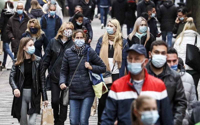 Biến thể Delta sinh sôi trong hàng triệu lá phổi người Châu Âu sau “ngày tự do” Biến thể Delta sinh sôi trong hàng triệu lá phổi người Châu Âu sau “ngày tự do”