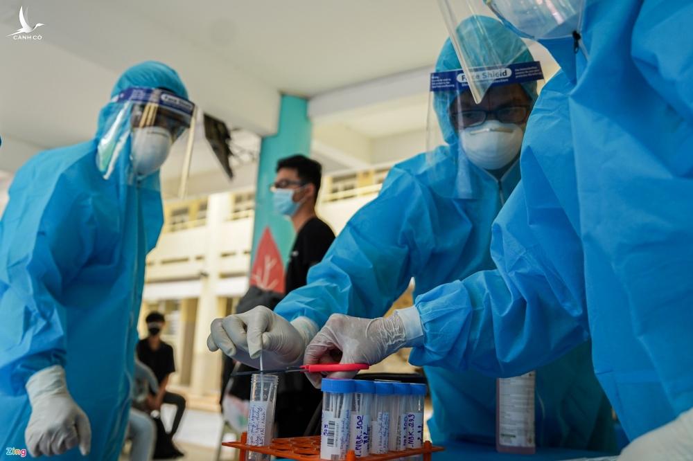 Bộ Y tế chuyển khẩn một triệu liều vaccine Moderna đến TP.HCM