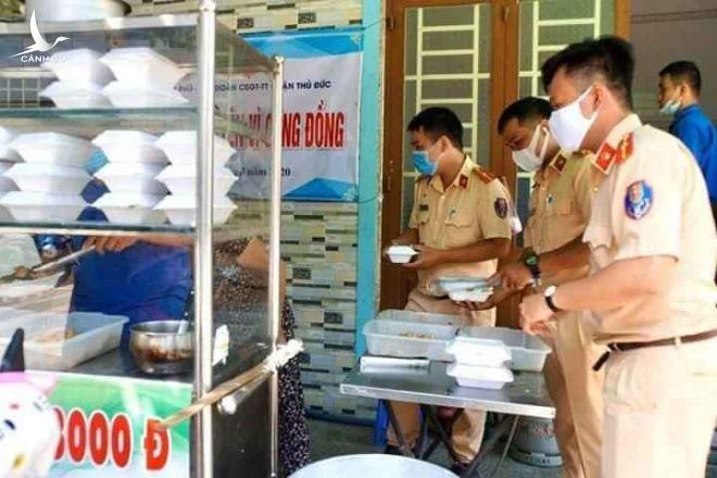 Cuộc gọi nữa đêm đến số máy Đại tá Thắng và những chiếc bếp vẫn còn đỏ lửa