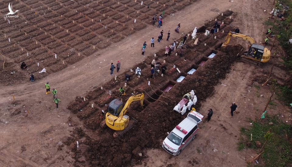 Thế giới có vaccine, dịch vẫn bùng ở khắp các châu lục