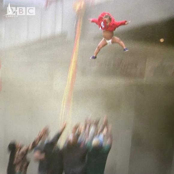 Nhà cao tầng bị đốt cháy, mẹ tuyệt vọng ném con 2 tuổi xuống Nhà cao tầng bị đốt cháy, mẹ tuyệt vọng ném con 2 tuổi xuống