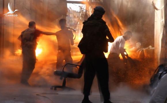 Kinh hoàng cảnh hàng trăm người bị thiêu rụi trong hố chôn tập thể ở Syria Kinh hoàng cảnh hàng trăm người bị thiêu rụi trong hố chôn tập thể ở Syria