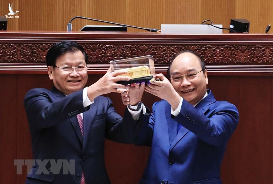 Chủ tịch nước Nguyễn Xuân Phúc dự Lễ trao tặng công trình ‘4 nhất’ cho Lào Chủ tịch nước Nguyễn Xuân Phúc dự Lễ trao tặng công trình ‘4 nhất’ cho Lào