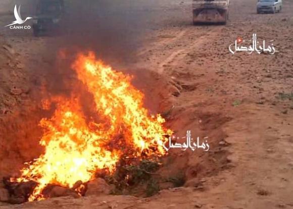 Kinh hoàng cảnh hàng trăm người bị thiêu rụi trong hố chôn tập thể ở Syria Kinh hoàng cảnh hàng trăm người bị thiêu rụi trong hố chôn tập thể ở Syria