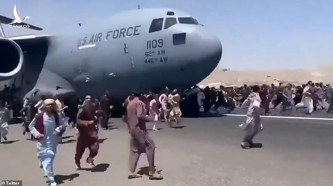 Hơn 600 người Afghanistan nhồi nhét trong máy bay Mỹ