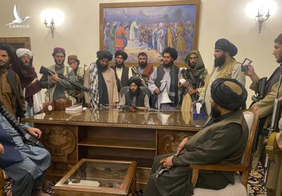 Thủ lĩnh Taliban đặt súng lên bàn tổng thống Afghanistan