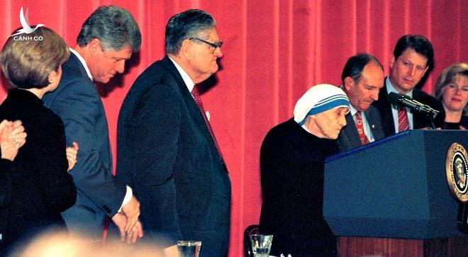 Bài phát biểu chấn động thế giới của Mẹ Teresa tại Mỹ