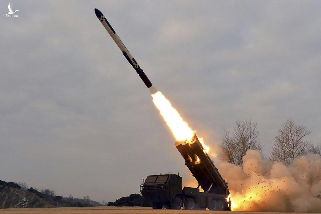 “Hốt hoảng” với màn phóng tên lửa tầm xa chưa từng thấy của Triều Tiên
