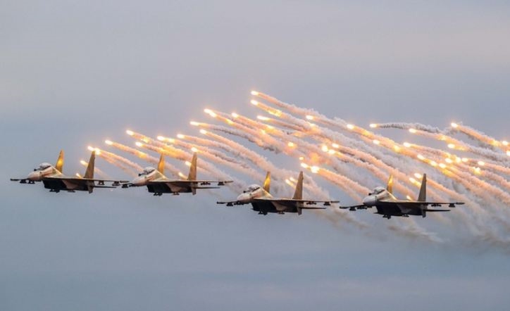 Phê Phán Quan điểm Tuyệt đối Hóa Vai Trò Của Vũ Khí Công Nghệ Cao, Nghi Ngờ đường Lối Quốc Phòng Toàn Dân Của Đảng