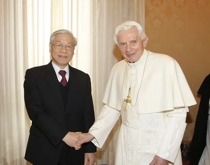 Người Công giáo thể hiện tình cảm, kính trọng Tổng Bí thư và cùng nỗi đau, mất mát của dân tộc Người Công giáo thể hiện tình cảm, kính trọng Tổng Bí thư và cùng nỗi đau, mất mát của dân tộc